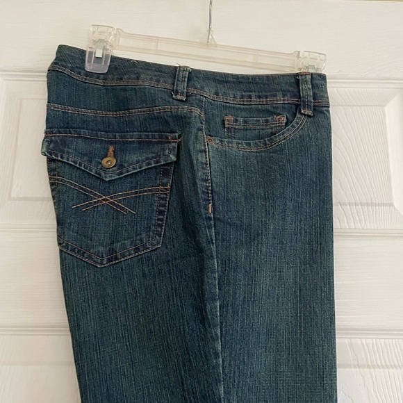 Like new boot cut jeans- size 8 average - Picture 2 of 14